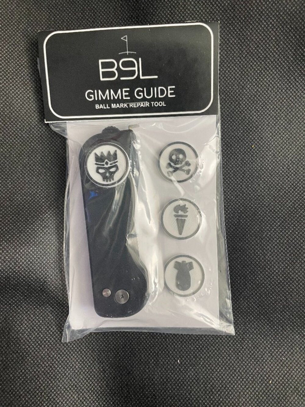 Golf ball divot tool plus 4 ball markers